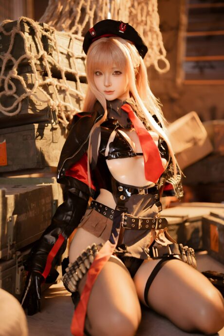 蠢沫沫Cosplay胜利女神拉毗，军帽皮衣造型还原战地干练英姿