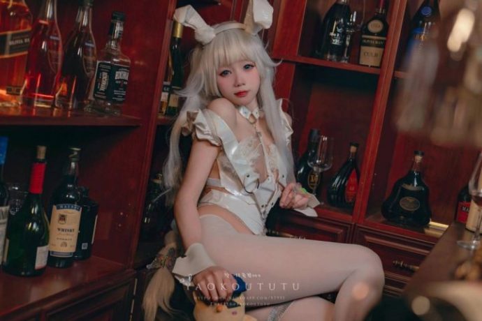 咬一口兔娘ovo写真:纯白兔女郎COS展现娇俏灵动与纯净质感