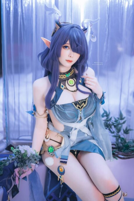 霜月shimo cosplay原神菈乌玛：苍林圣女的冷调月影与清冷质感