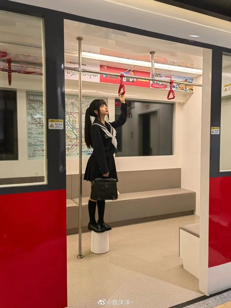 蠢沫沫地铁任务cos写真赏析:柑色制服与车厢剧情的戏剧反差