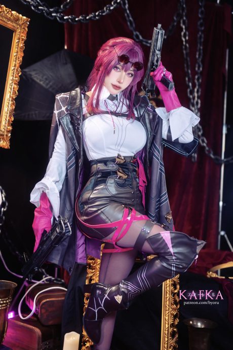 byoru cosplay《崩坏:星穹铁道》卡芙卡,皮质风衣配双枪还原冷艳气质