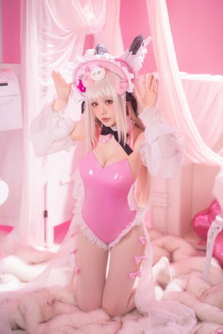 星之迟迟cosplay阿福，演绎碧蓝航线哈尔福德粉色羊角居家造型