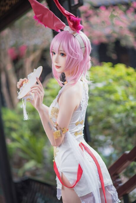 小南宫八重樱旗袍版COS写真:中式庭院里的崩坏3巫女古风演绎