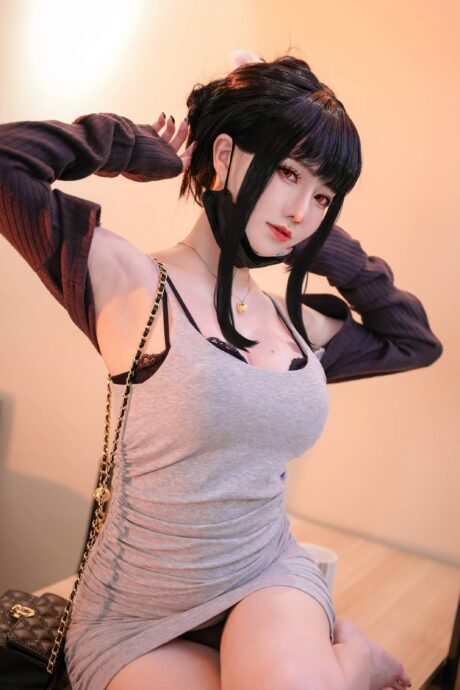 SallyDorasnow还原《胜利女神:妮姬》桃乐丝COS,修身灰裙诠释优雅冷艳
