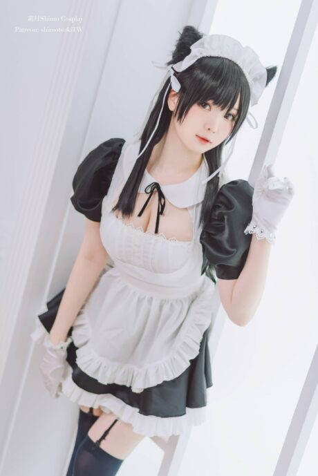 霜月shimo女仆爱宕COS：柔和光影还原碧蓝航线重巡舰娘优雅气质