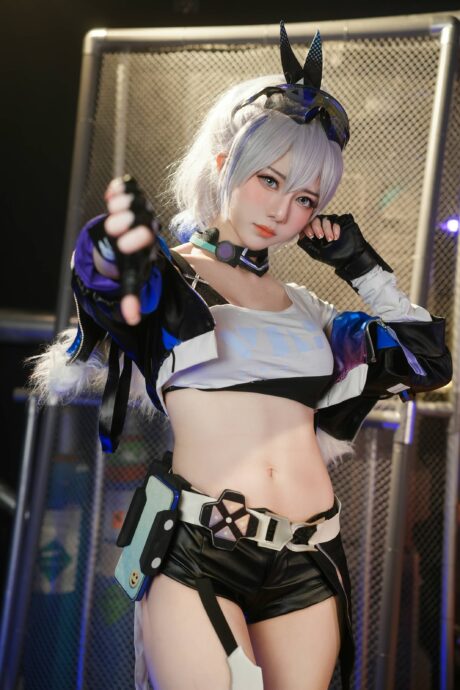SallyDorasnow出镜《崩坏:星穹铁道》银狼COS,银发机能风还原星核猎手