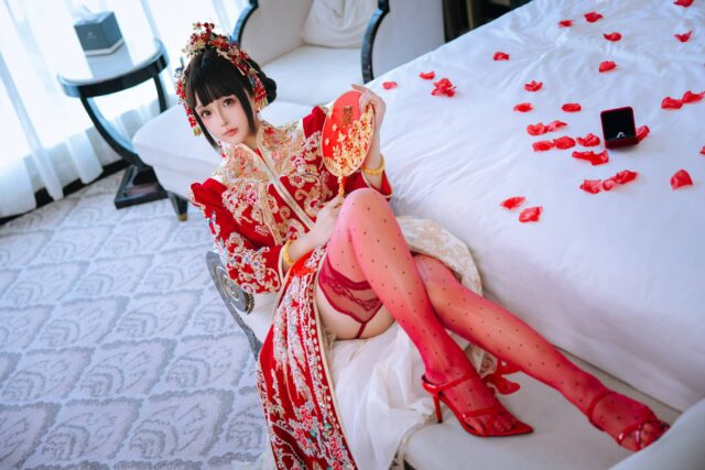 日奈娇《洞房花烛》新娘写真：刺绣嫁衣配红丝袜，尽显中式温婉