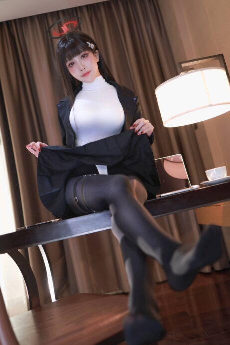 水淼aqua最新cosplay蔚蓝档案调月莉音,黑色西装配红圈发饰还原干练会长