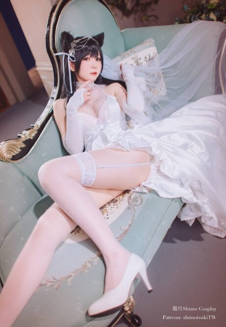 霜月shimo写真还原碧蓝航线爱宕花嫁，纯白婚纱展现温婉新娘气质