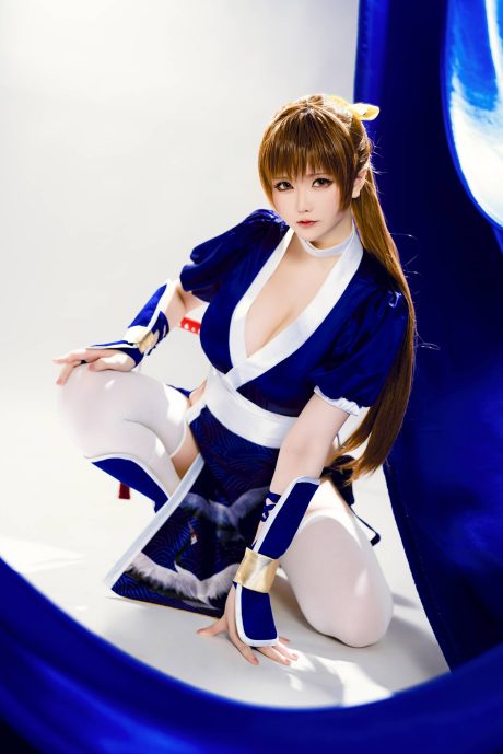 星之迟迟cos霞还原死或生经典女忍,蓝白战服与持刀身姿尽显飒爽
