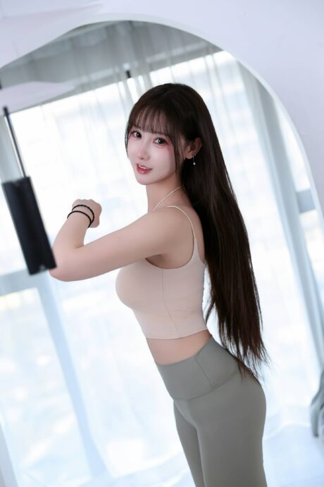 羽生三未cos瑜伽姐姐:清爽运动风原创写真,42张居家伸展日常