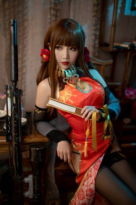 面饼仙儿旗袍cos演绎《少女前线》DSR50,红黑礼服展现冷艳战术美