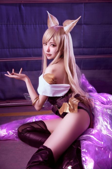 Shika小鹿鹿《英雄联盟》阿狸COS,红白经典造型诠释九尾妖狐的灵动甜美