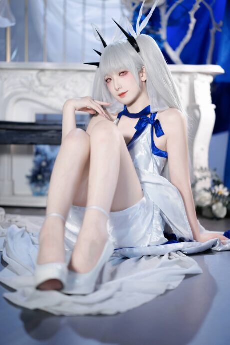 封疆疆v《碧蓝航线》可畏礼服COS，银发蓝裙诠释皇家舰娘的从容优雅