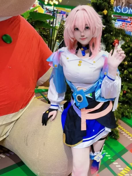 格蕾丝演绎《崩坏：星穹铁道》三月七COS，手持相机定格元气少女