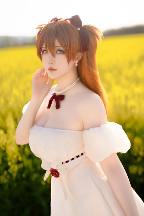 COS 星之迟迟出镜明日香，在金色花海中还原经典二号机少女