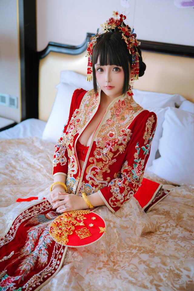日奈娇《洞房花烛》新娘写真：刺绣嫁衣配红丝袜，尽显中式温婉