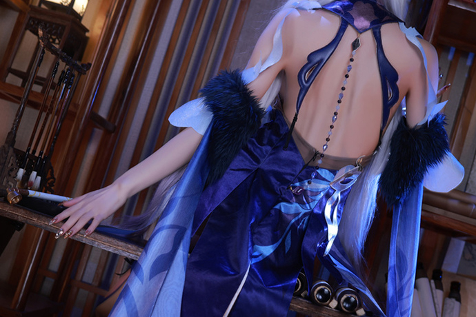 水淼aqua的cosplay写真作品：原神凝光书斋托烟，尽显璃月天权从容风雅