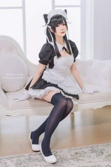 霜月shimo女仆爱宕COS：柔和光影还原碧蓝航线重巡舰娘优雅气质