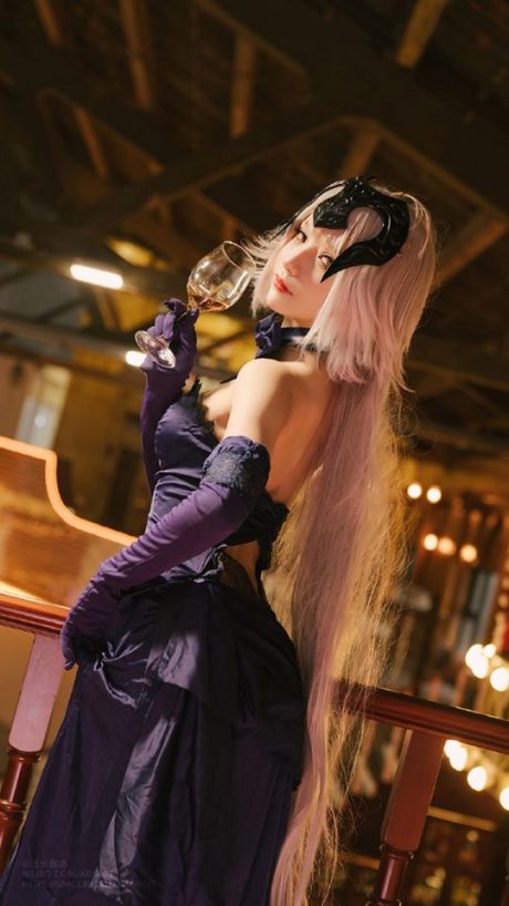 大夫_Photography《FGO》贞德礼服COS:修身紫裙尽显宴会高贵与从容