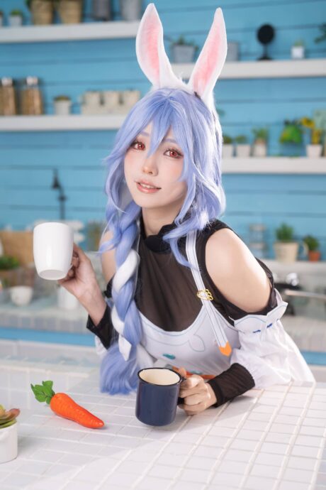 ElyEE子COS兔田佩克拉，蓝发兔耳与胡萝卜道具元气还原Hololive