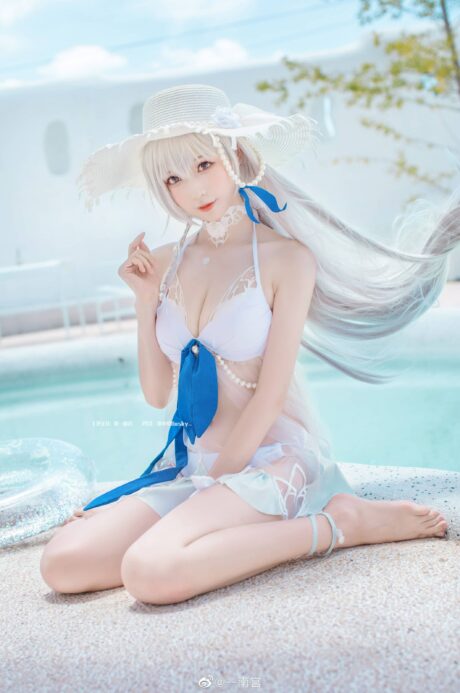 小南宫COS《永远的7日之都》源千雪,清爽泳装还原夏日天鹅少女气质