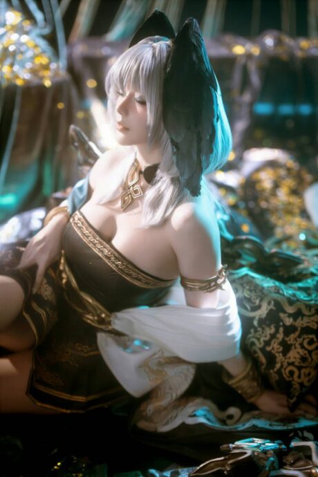 明日方舟星之迟迟Cosplay:利落造型还原霍尔海雅清冷特工气质