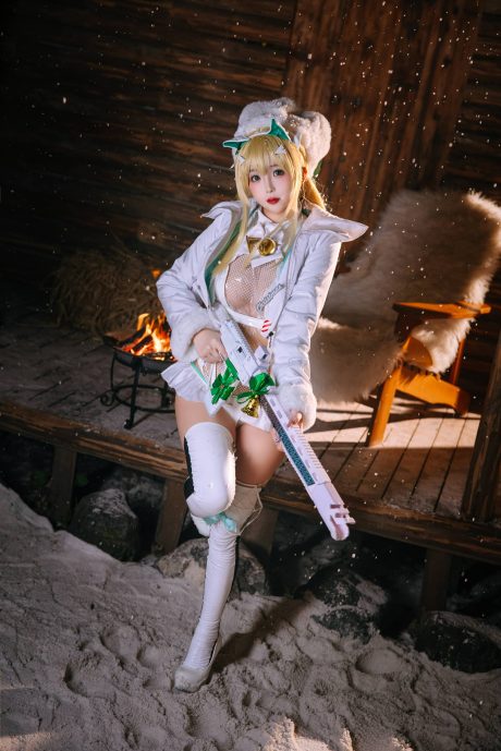 日奈娇COS《胜利女神:妮姬》圣诞露菲,雪景木屋下的元气冬日装扮
