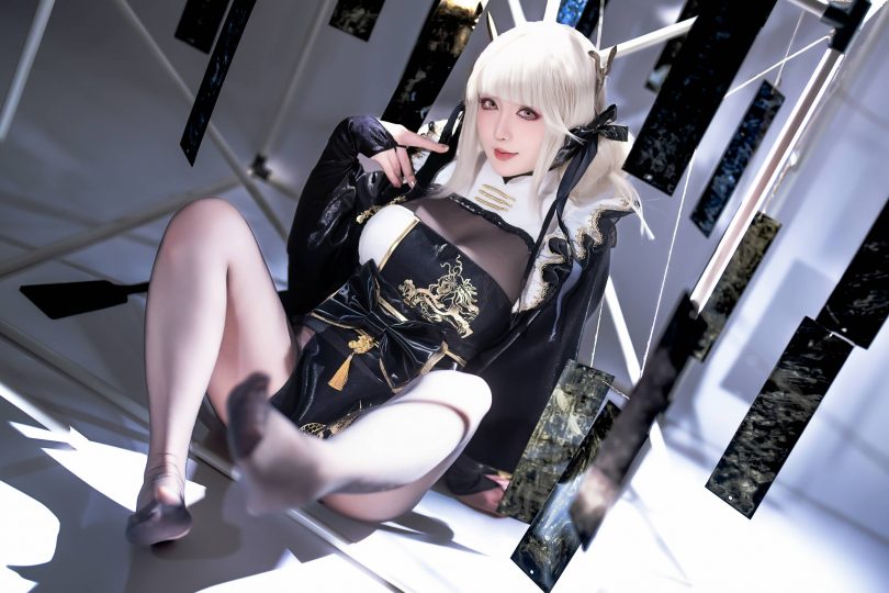 星之迟迟妮姬cos布兰儿：黑金和服龙纹刺绣还原舞台表演者的从容气场