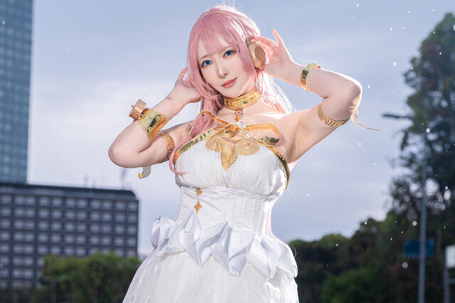 持岡きく演绎巡音流歌白裙COS，漫展微雨中展现虚拟歌姬优雅气质