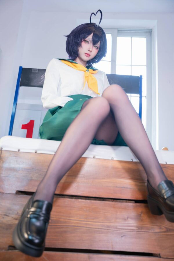 清水由乃cos柊舞缇娜JK造型，在教室光影中展现甜美与危险的反差气质