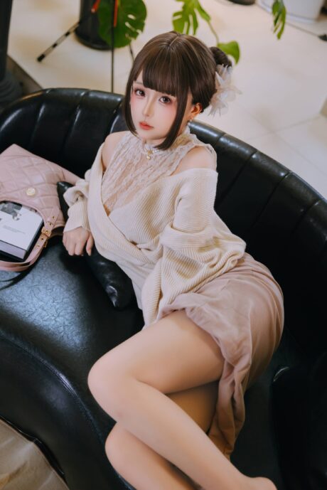 日奈娇出镜“下属的太太”：针织私服与沙发暖光勾勒温婉居家气质