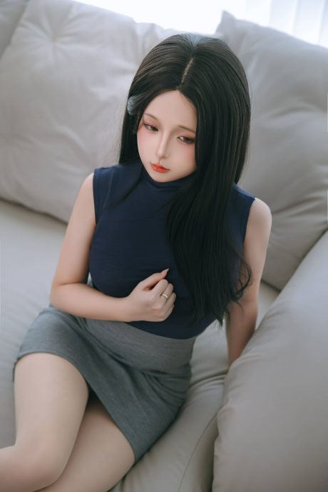 日奈娇原创COS《嫂子》:居家沙发上的慵懒知性造型写真