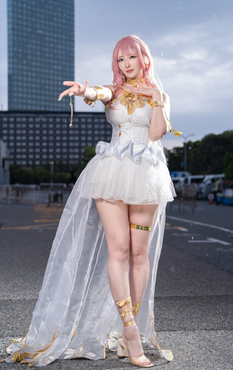 持岡きく演绎巡音流歌白裙COS，漫展微雨中展现虚拟歌姬优雅气质