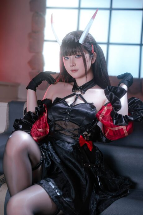 屿鱼Yukako《碧蓝航线》能代COS 黑红礼装还原重樱轻巡冷艳气质
