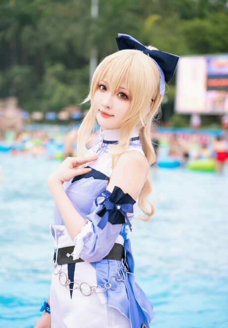 小南宫《原神》琴夏日泳装COS,水上乐园展现琴团长清凉度假风