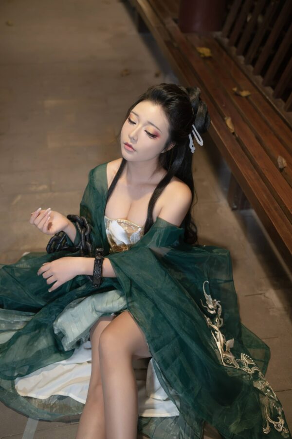 yuuhui玉汇cos柳如烟《囚》主题写真：夜色灯笼下的古典服饰与克制氛围