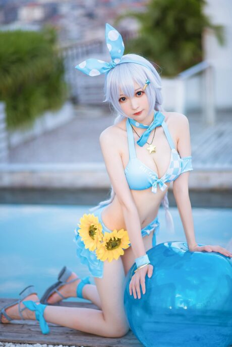 小南宫《崩坏3》泳装琪亚娜COS：夏日泳池边的女武神清爽假日