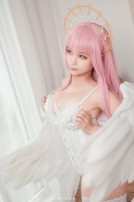 蠢沫沫cos天使安琪儿写真图集：粉发白翼还原圣洁俏皮少女感