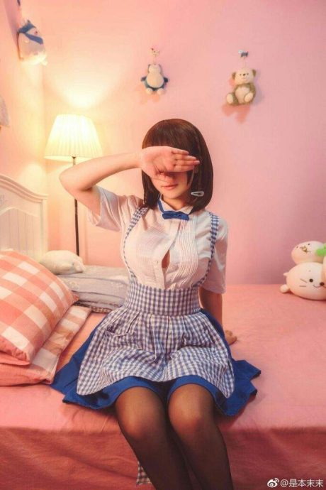 是本末末cos小爱室内制服写真，还原《星期一的丰满》温馨日常
