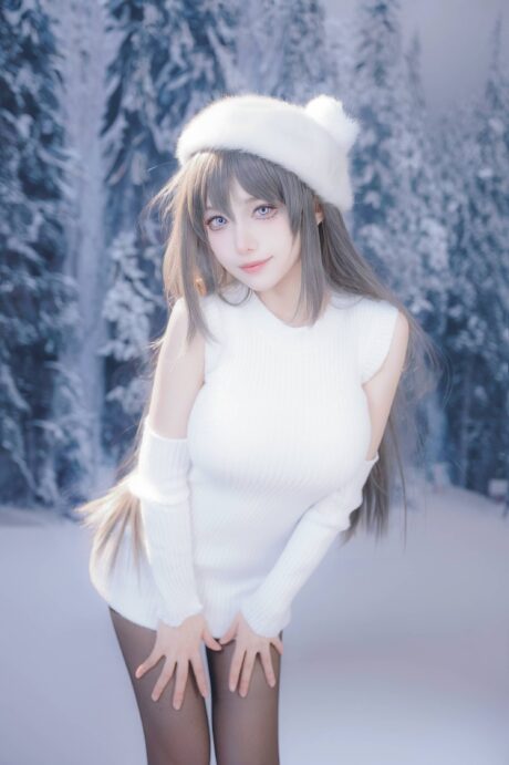 shika小鹿鹿cos樱岛麻衣：雪景林间的纯白无袖毛衣学姐造型