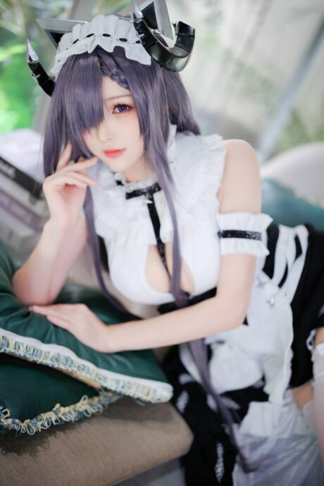 小南宫COS碧蓝航线奥古斯特,女仆装搭配银紫长发尽显冷艳气场