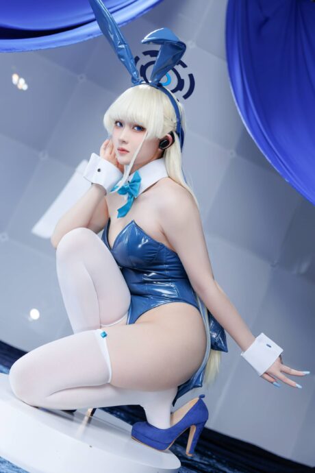屿鱼Yukako《蔚蓝档案》飞鸟马时COS，深蓝兔女郎造型干练冷艳