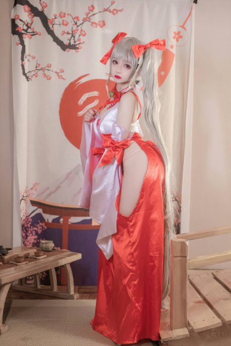 日奈娇还原《碧蓝航线》可畏巫女造型，银发红瞳尽显高冷与端庄气质