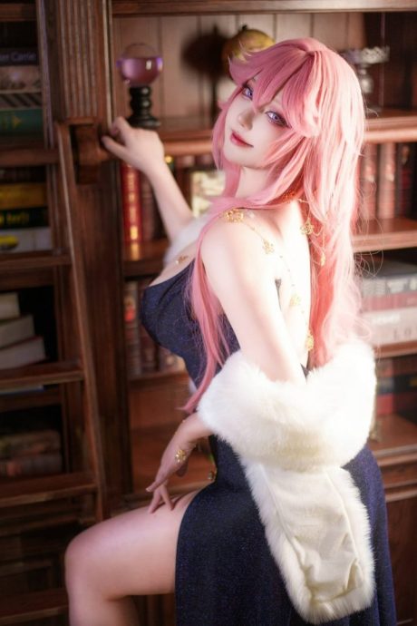 菌烨tako cos八重神子华丽礼服写真，暗调光影勾勒原神宫司优雅身姿