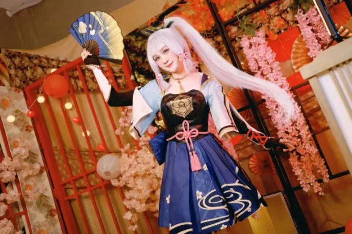 ShoShang出镜《原神》神里绫华COS：尽显名门大小姐的典雅气质与剑术身姿