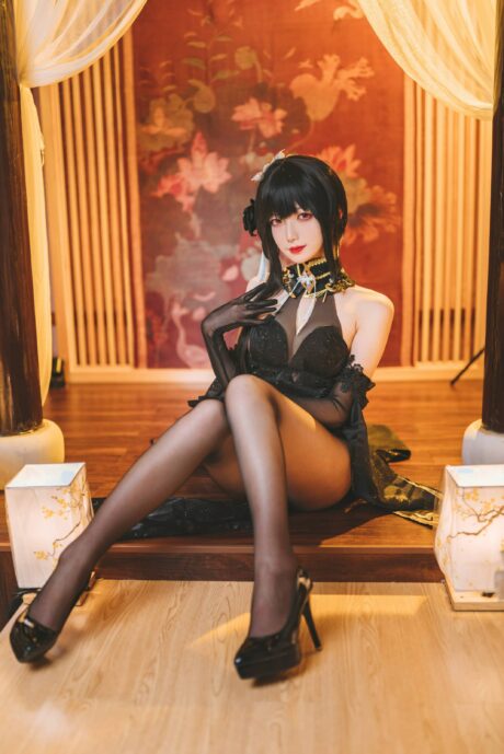 封疆疆v碧蓝航线镇海旗袍COS,深色质感剪裁演绎东方舰娘典雅气韵