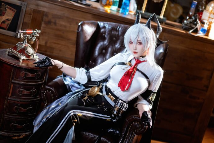 瓜希酱COS《鸣潮》赞妮：银发恶魔角搭配利落制服，还原防卫科精英气场