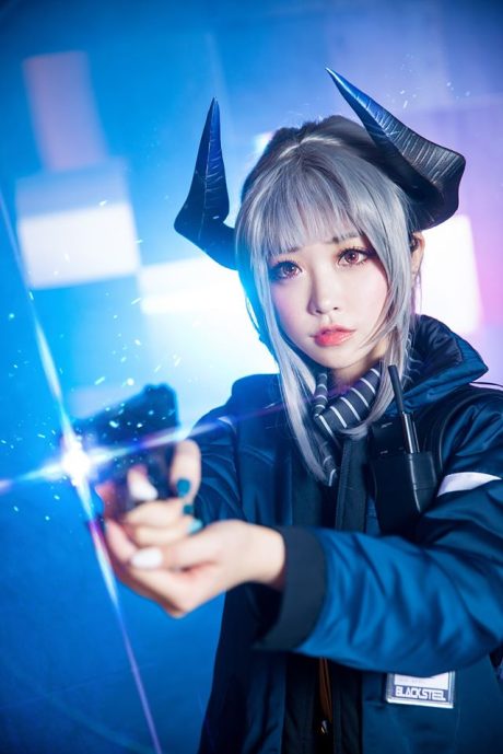 Tomiaaa《明日方舟》雷蛇COS:战术重装造型精细,干练干员展现甜美反差