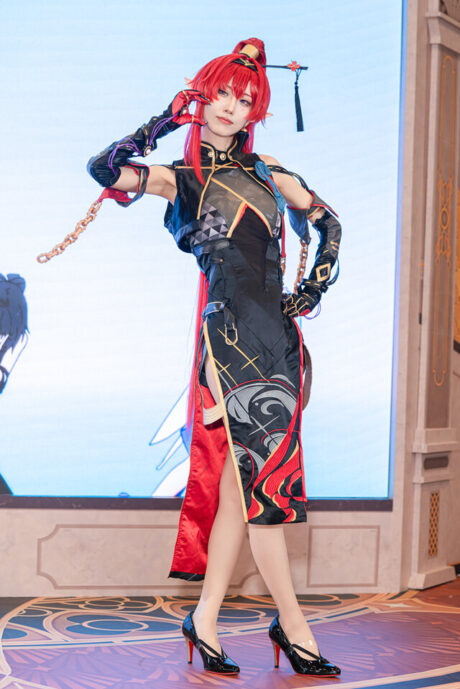 海盐冰淇淋COS《鸣潮》吟霖：红发高马尾配中式剪裁，现身一周年展会